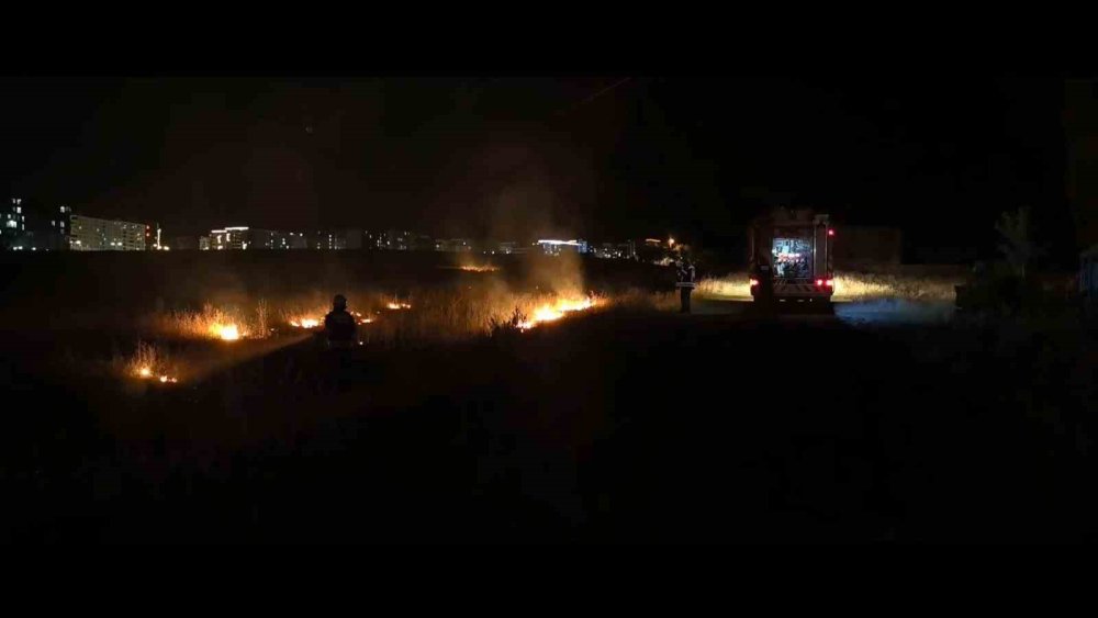 Erzurum’da Aynı Gün İki Farklı Yangın.. Ot Balyaları Yandı, Kuru Otlar Alev Aldı!