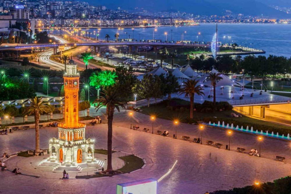 İzmir’in 125 Yıllık Zaman Tanığı.. Saat Kulesi Konak Meydanı’nda Ayakta!