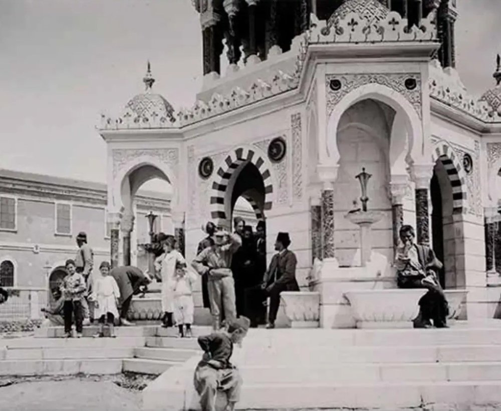 İzmir’in 125 Yıllık Zaman Tanığı.. Saat Kulesi Konak Meydanı’nda Ayakta!