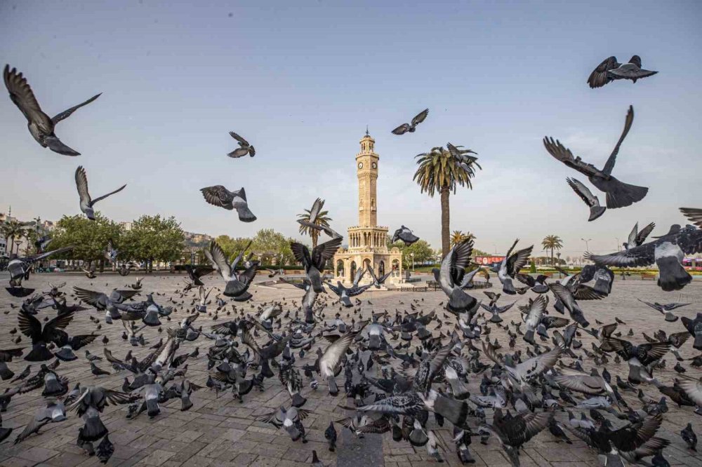 İzmir’in 125 Yıllık Zaman Tanığı.. Saat Kulesi Konak Meydanı’nda Ayakta!