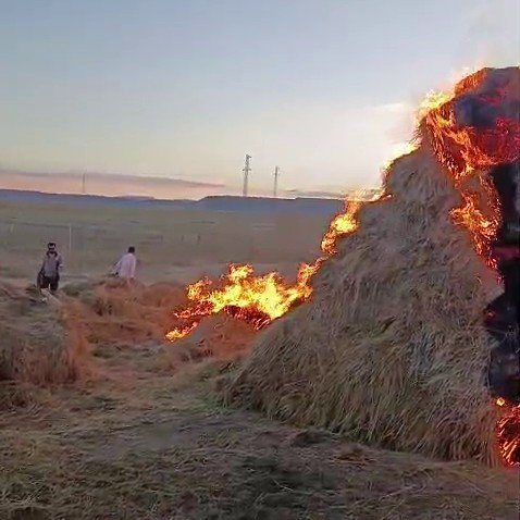 Tekman’da Yüzlerce Ot Balyası Yangında Kül Oldu