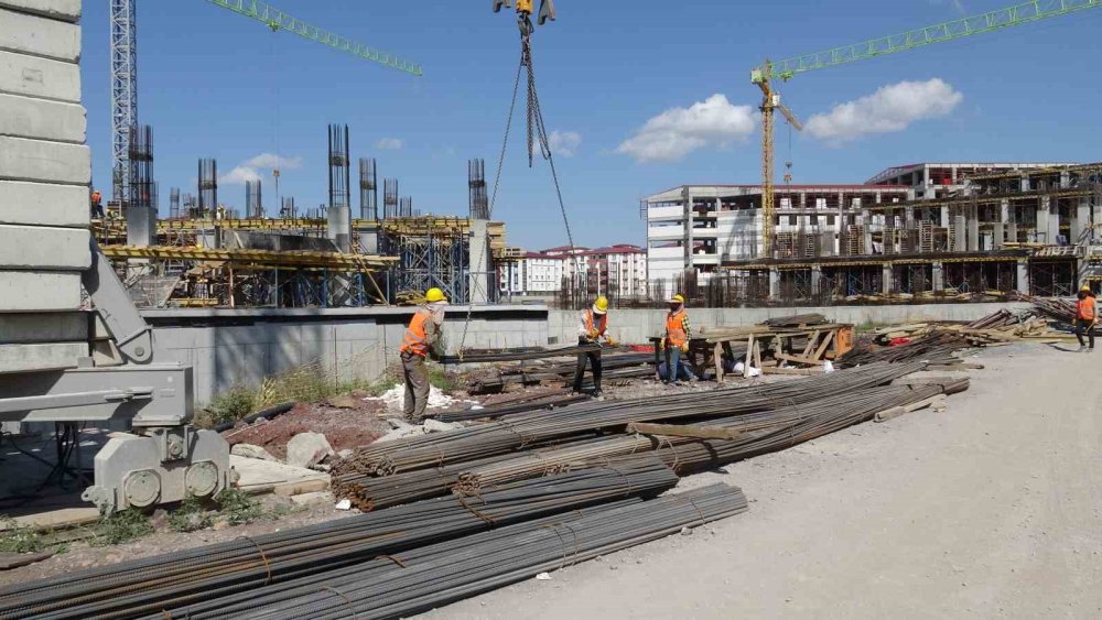 Kars’ın 500 Yataklı Yeni Hastanesi Yükseliyor.. İnşaatta Yüzde 65 Seviyesine Ulaşıldı!