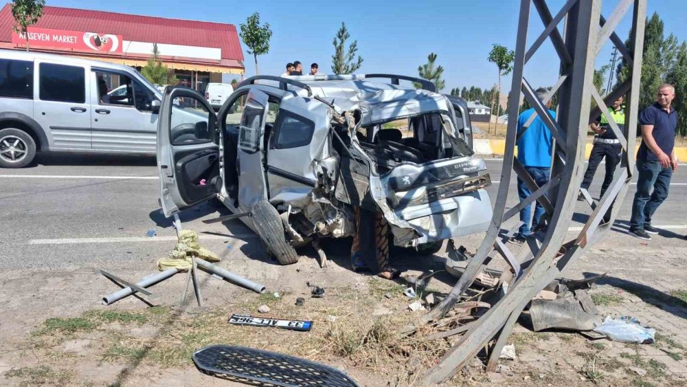 Patnos’ta İki Araç Çarpıştı.. Yaralanan 4 Kişiden Biri Çocuk!