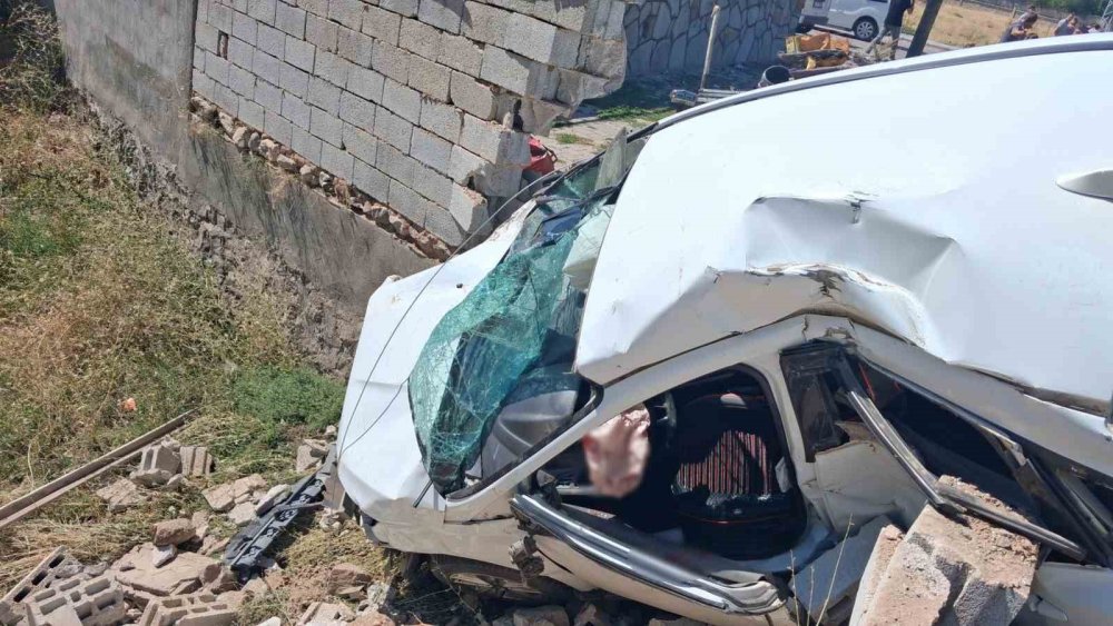 Patnos’ta İki Araç Çarpıştı.. Yaralanan 4 Kişiden Biri Çocuk!