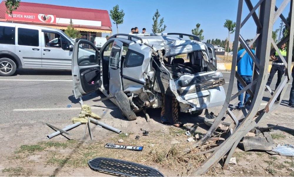 Patnos’ta Trafik Kazası: 1’i Çocuk 4 Yaralı