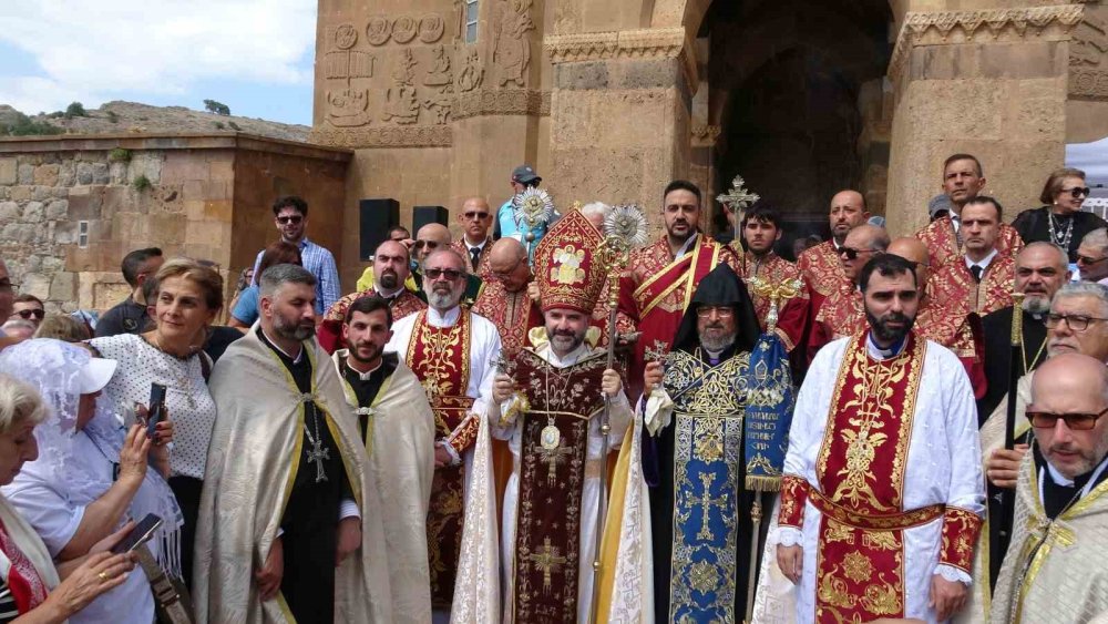 Akdamar Kilisesi’nde 14’üncü Ayin Yapıldı.. Dünyanın Farklı Ülkelerinden Katılım!