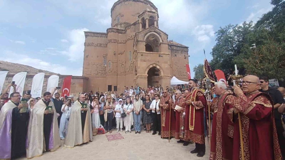 Akdamar Kilisesi’nde 14’üncü Ayin Yapıldı.. Dünyanın Farklı Ülkelerinden Katılım!