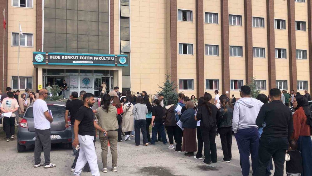 Kars’ta Kpss Heyecanı: Adaylar Sınav İçin Okullara Akın Etti