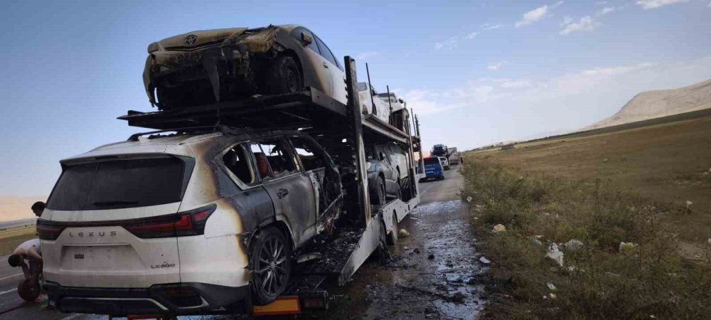 Otomobil Taşıyan TIR’ın Dorsesinde Yangın Çıktı.. Araçlara Sıçramadan Söndürüldü!