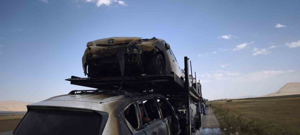 Otomobil Taşıyan TIR’ın Dorsesinde Yangın Çıktı.. Araçlara Sıçramadan Söndürüldü!