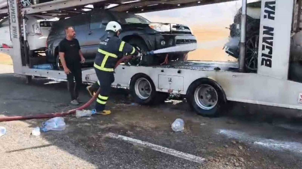 Otomobil Taşıyan TIR’ın Dorsesinde Yangın Çıktı.. Araçlara Sıçramadan Söndürüldü!