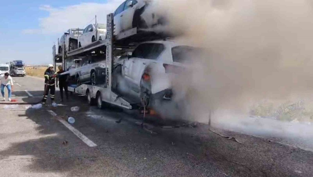 Otomobil Taşıyan TIR’ın Dorsesinde Yangın Çıktı.. Araçlara Sıçramadan Söndürüldü!