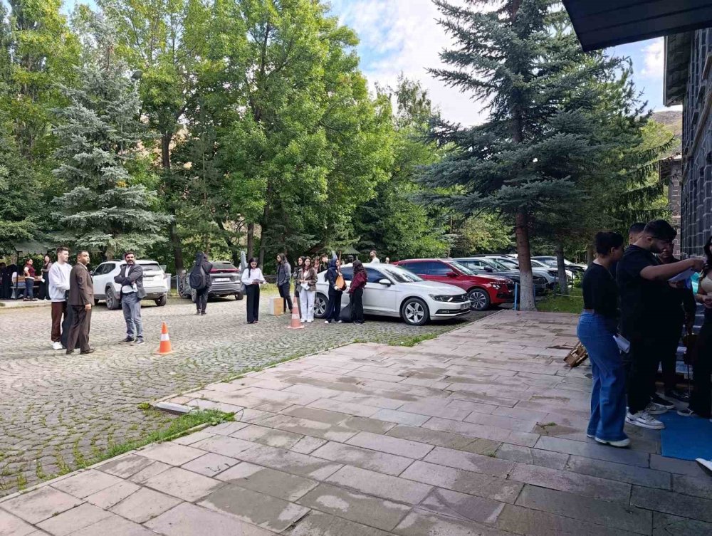 Kafkas Üniversitesi'nde Özel Yetenek Heyecanı.. Adaylar Jüri Karşısına Çıktı!
