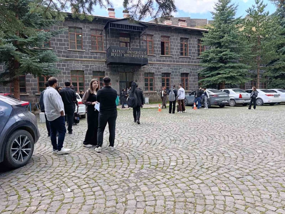 Kafkas Üniversitesi'nde Özel Yetenek Heyecanı.. Adaylar Jüri Karşısına Çıktı!