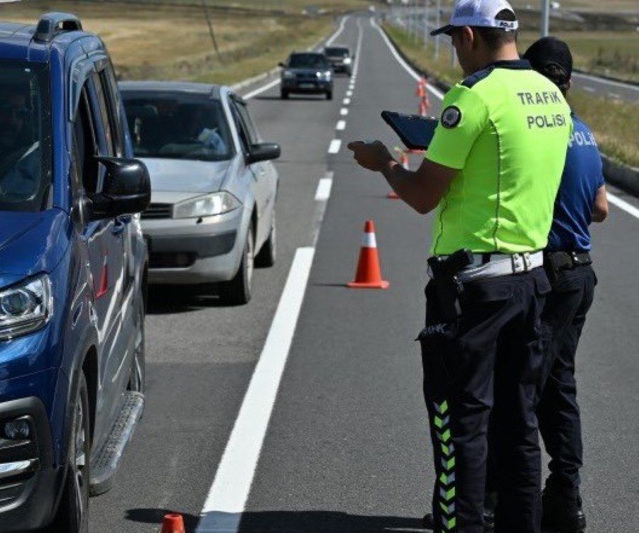 Kars’ta Trafik ve Sanal Medya Takibi.. Denetimler İki Alanda Sürüyor!