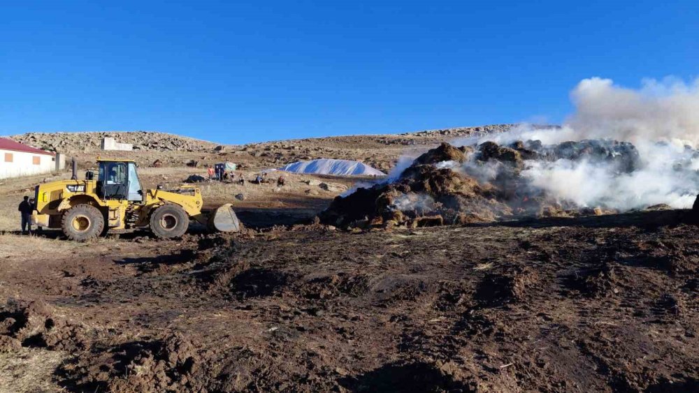 Erzurum’un Tekman İlçesinde Büyük Yangın.. 10 Bin Balya Ot Kül Oldu!