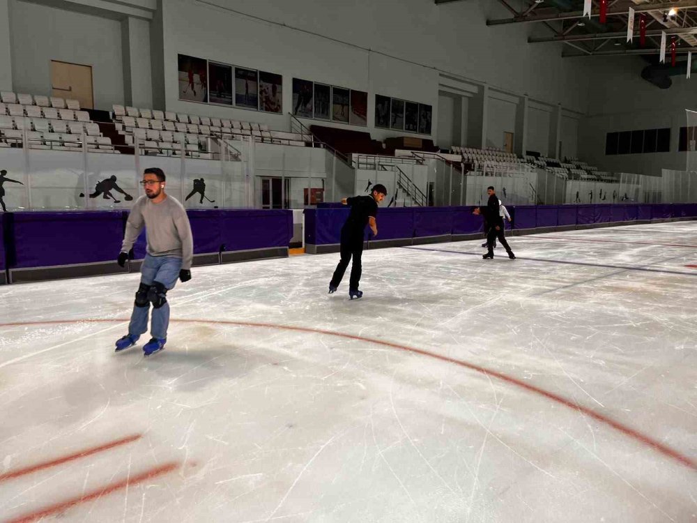 Kars Olimpik Buz Sporları Salonu’nda.. Halk Seansları Devam Ediyor!
