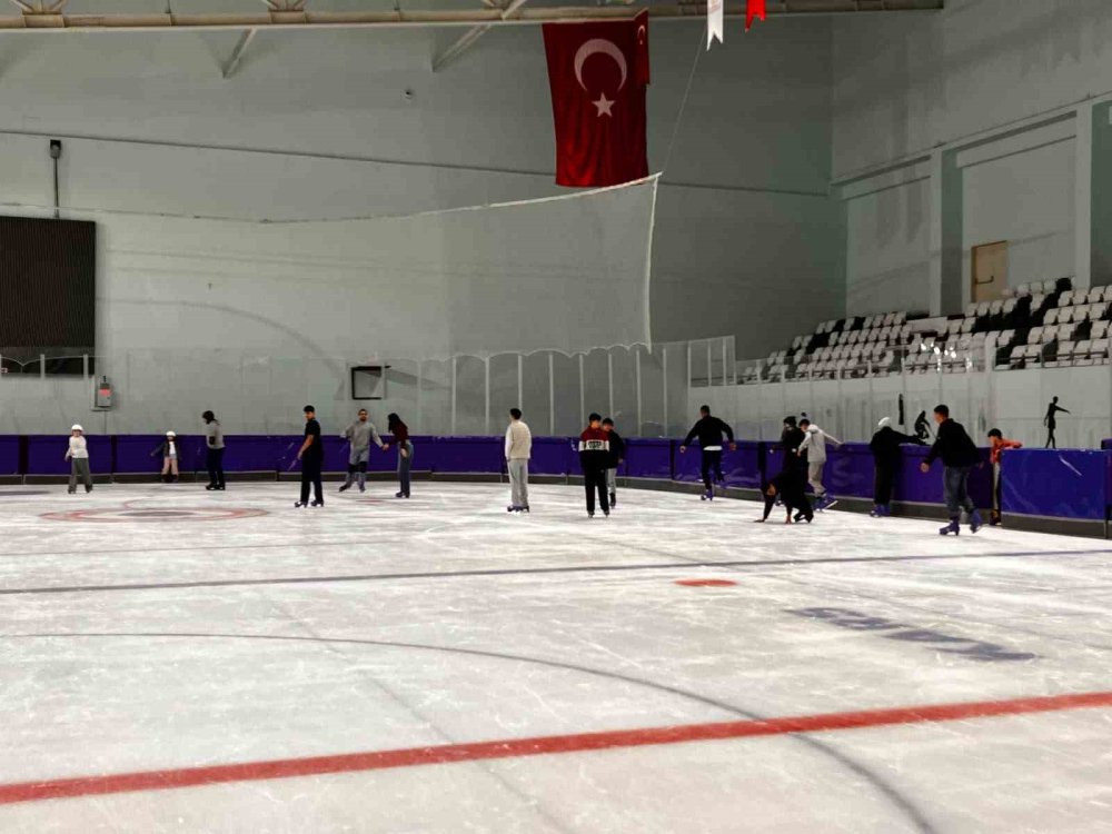 Kars Olimpik Buz Sporları Salonu’nda.. Halk Seansları Devam Ediyor!