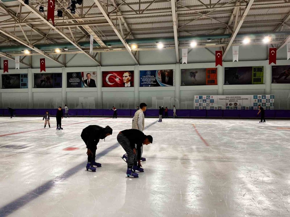 Kars Olimpik Buz Sporları Salonu’nda.. Halk Seansları Devam Ediyor!