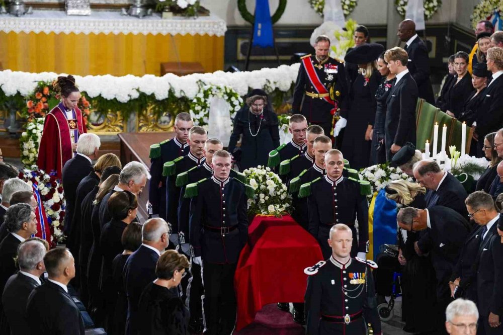 Norveç Kralı 5. Harald Son Yolculuğuna Uğurlandı.. Binlerce Kişi Katıldı!