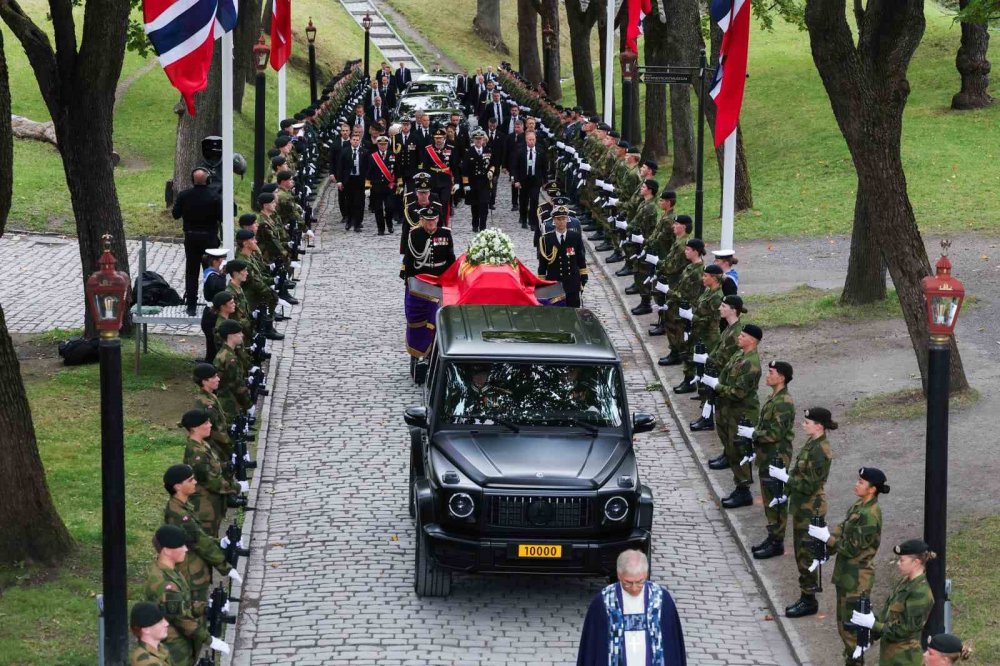 Norveç Kralı 5. Harald Son Yolculuğuna Uğurlandı.. Binlerce Kişi Katıldı!