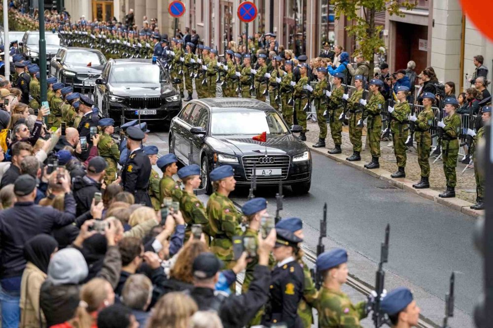 Norveç Kralı 5. Harald Son Yolculuğuna Uğurlandı.. Binlerce Kişi Katıldı!