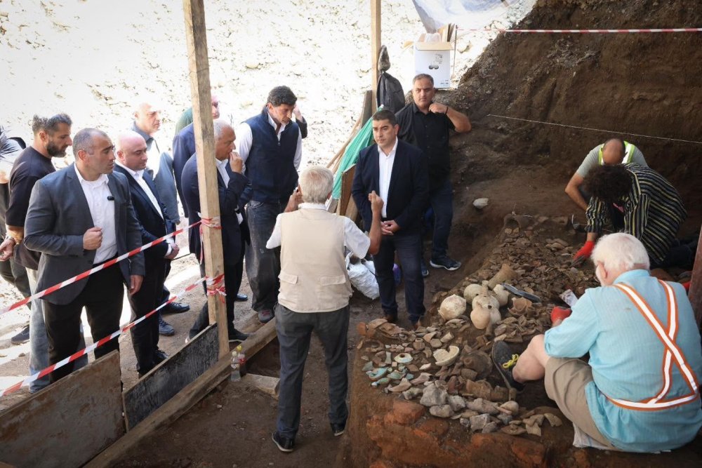 Tiflis’te Rustaveli Bulvarı’nda 10. Yüzyıl Seramikleri Ortaya Çıktı.. Çalışmalar Durdu!