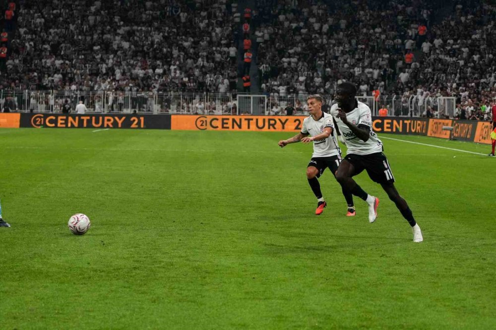 Beşiktaş, Erzurumspor FK’yı 3-0 Mağlup Etti.. Liderlik Koltuğuna Oturdu!