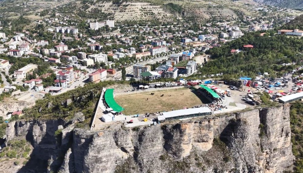 Artvin’de Uçurumun Üzerindeki Arenada Boğa Güreşleri.. 1 Milyon Lira Ödül!