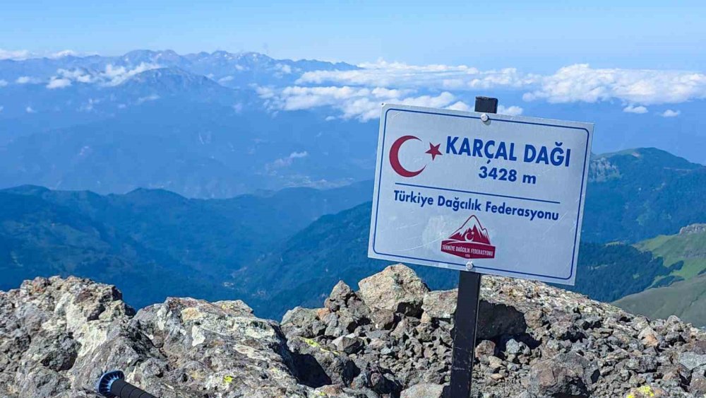 Karçal Dağı’nın 3 Bin 428 Metrelik Zirvesi Havadan Görüntülendi.. Sis Denizi!