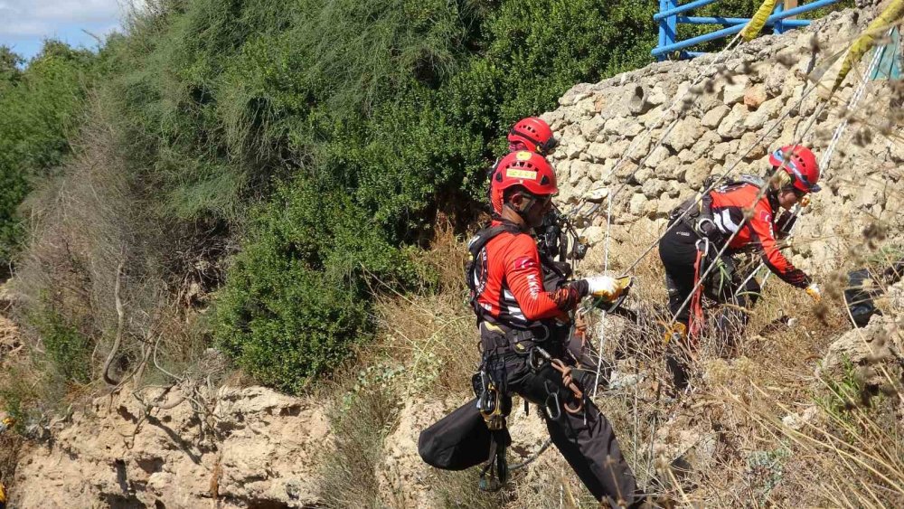 35 Metrelik Falezlerden Halatlarla Sarkıp Temizlik Yaptılar