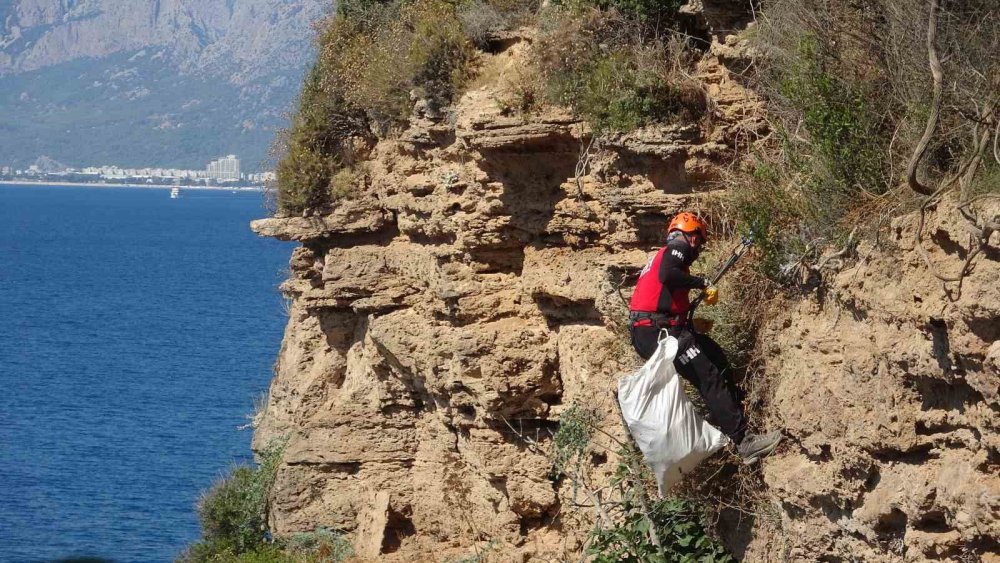 35 Metrelik Falezlerden Halatlarla Sarkıp Temizlik Yaptılar