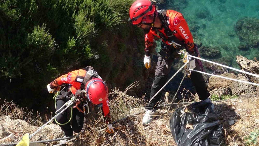 35 Metrelik Falezlerden Halatlarla Sarkıp Temizlik Yaptılar