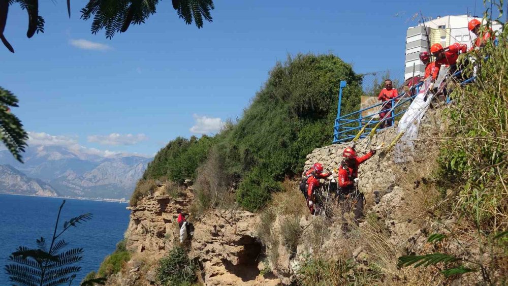 35 Metrelik Falezlerden Halatlarla Sarkıp Temizlik Yaptılar