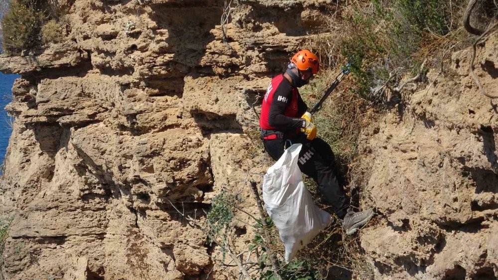 35 Metrelik Falezlerden Halatlarla Sarkıp Temizlik Yaptılar