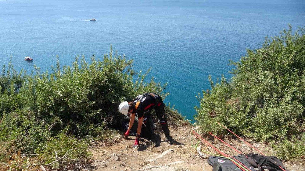 35 Metrelik Falezlerden Halatlarla Sarkıp Temizlik Yaptılar