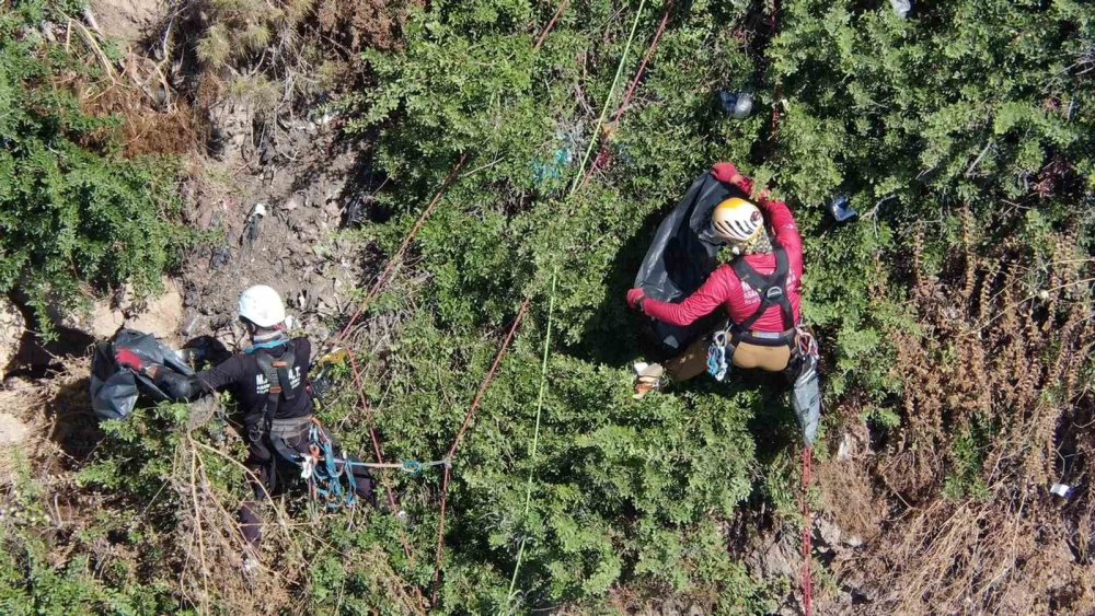 35 Metrelik Falezlerden Halatlarla Sarkıp Temizlik Yaptılar