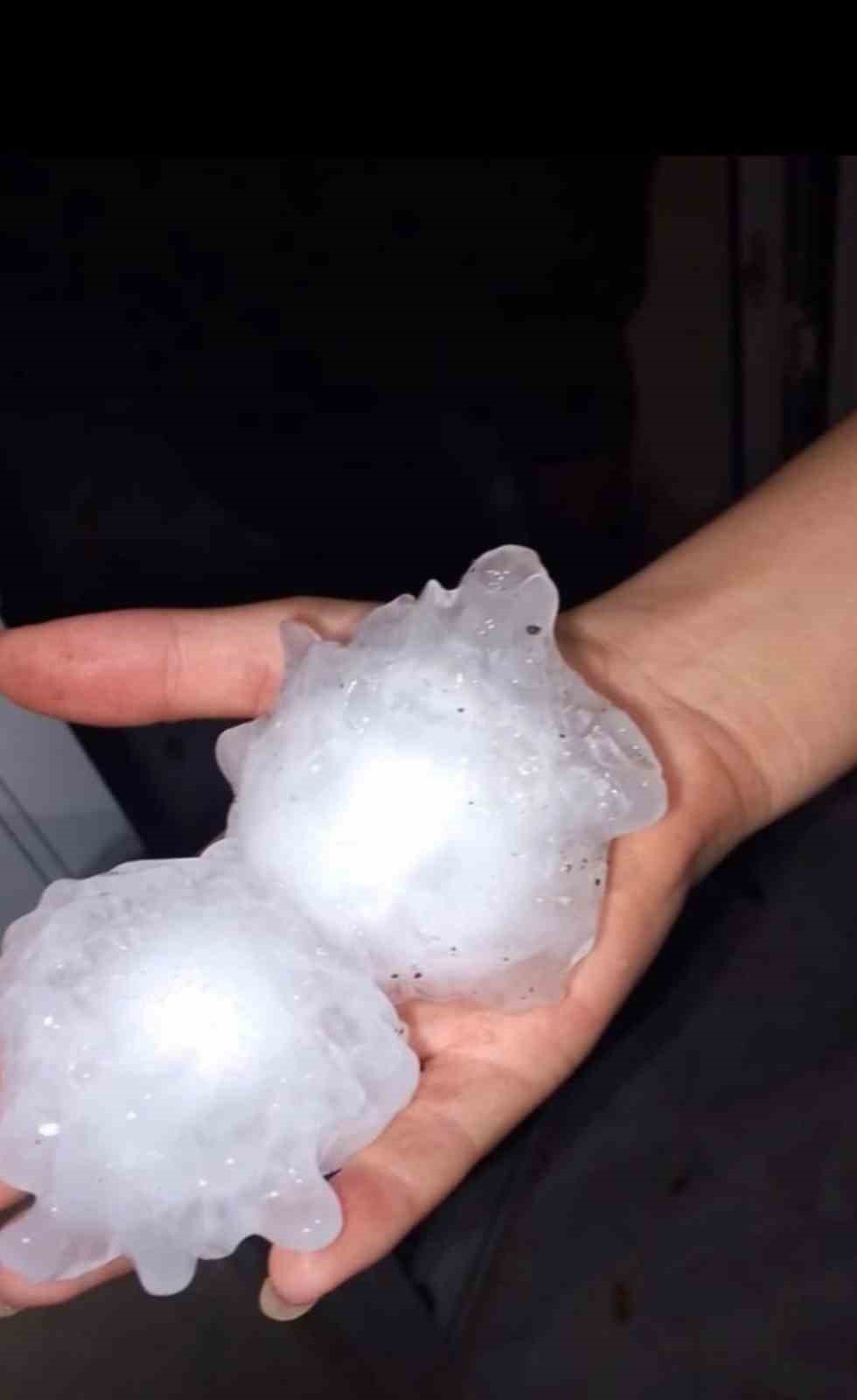 Adana’da Yumruk Büyüklüğünde Dolu Yağışı Tarım Arazilerine Zarar Verdi