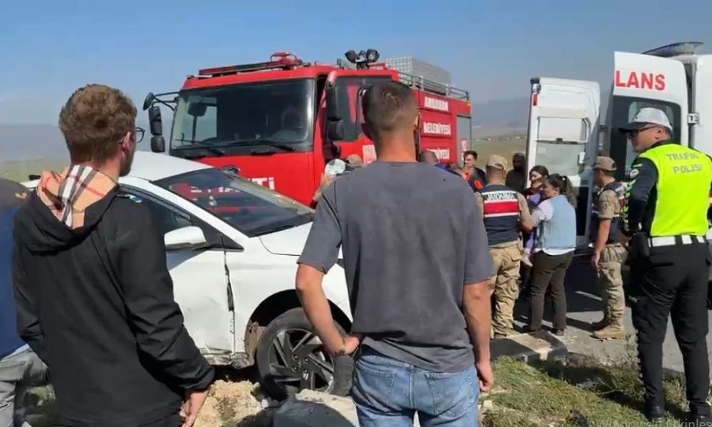 Ardahan-Göle Kara Yolunda Kaza.. Otomobilde Sıkışan Yaralı Kurtarıldı!