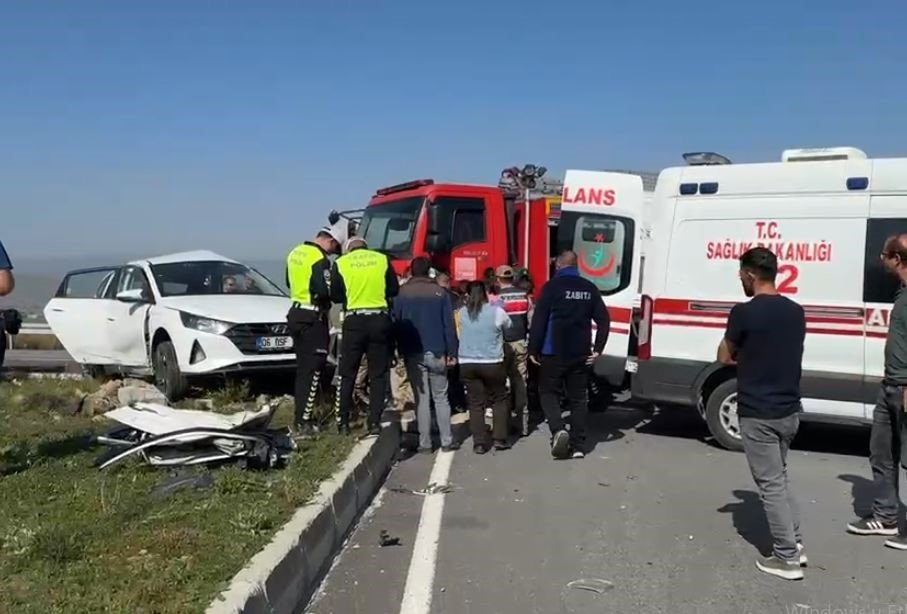 Ardahan-Göle Kara Yolunda Kaza.. Otomobilde Sıkışan Yaralı Kurtarıldı!