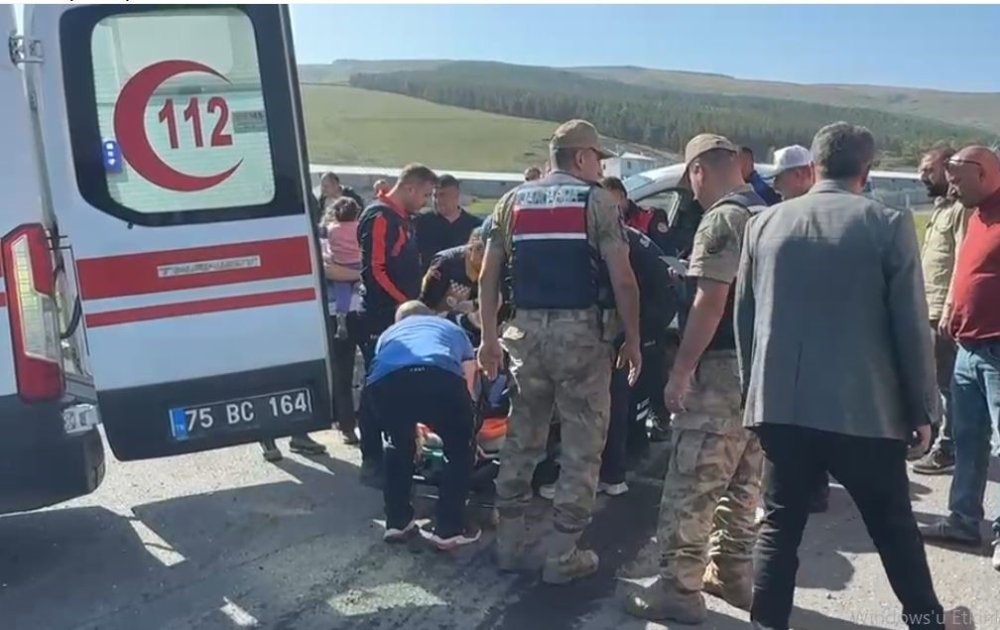 Ardahan-Göle Kara Yolunda Kaza.. Otomobilde Sıkışan Yaralı Kurtarıldı!