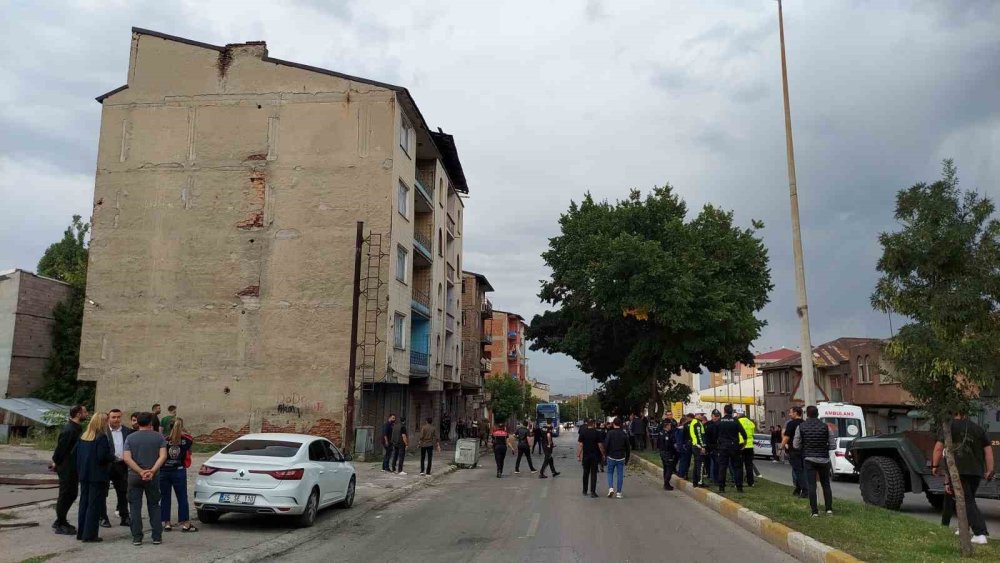 Erzurum’un Yakutiye İlçesinde Silahlı Çatışma Çıktı.. 1’i Polis 12 Kişi Yaralandı!