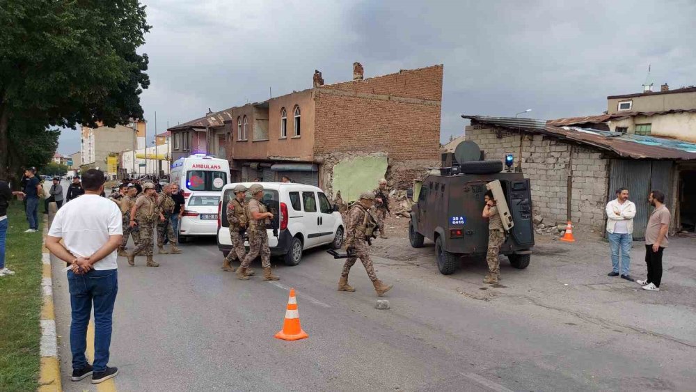 Erzurum’un Yakutiye İlçesinde Silahlı Çatışma Çıktı.. 1’i Polis 12 Kişi Yaralandı!