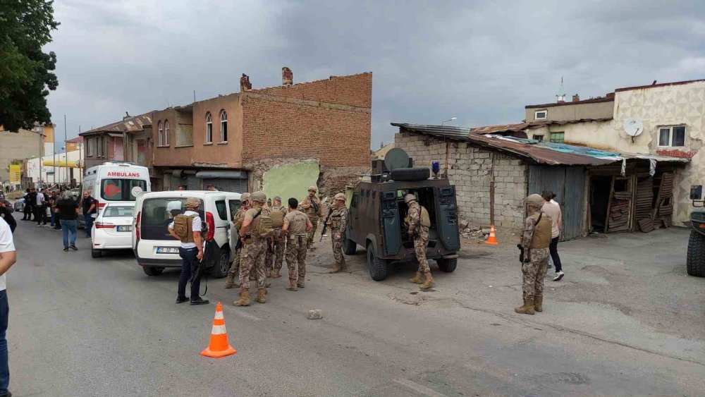 Erzurum’un Yakutiye İlçesinde Silahlı Çatışma Çıktı.. 1’i Polis 12 Kişi Yaralandı!