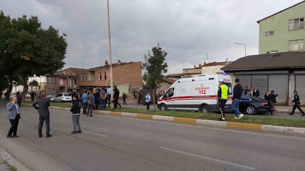 Erzurum’un Yakutiye İlçesinde Silahlı Çatışma Çıktı.. 1’i Polis 12 Kişi Yaralandı!