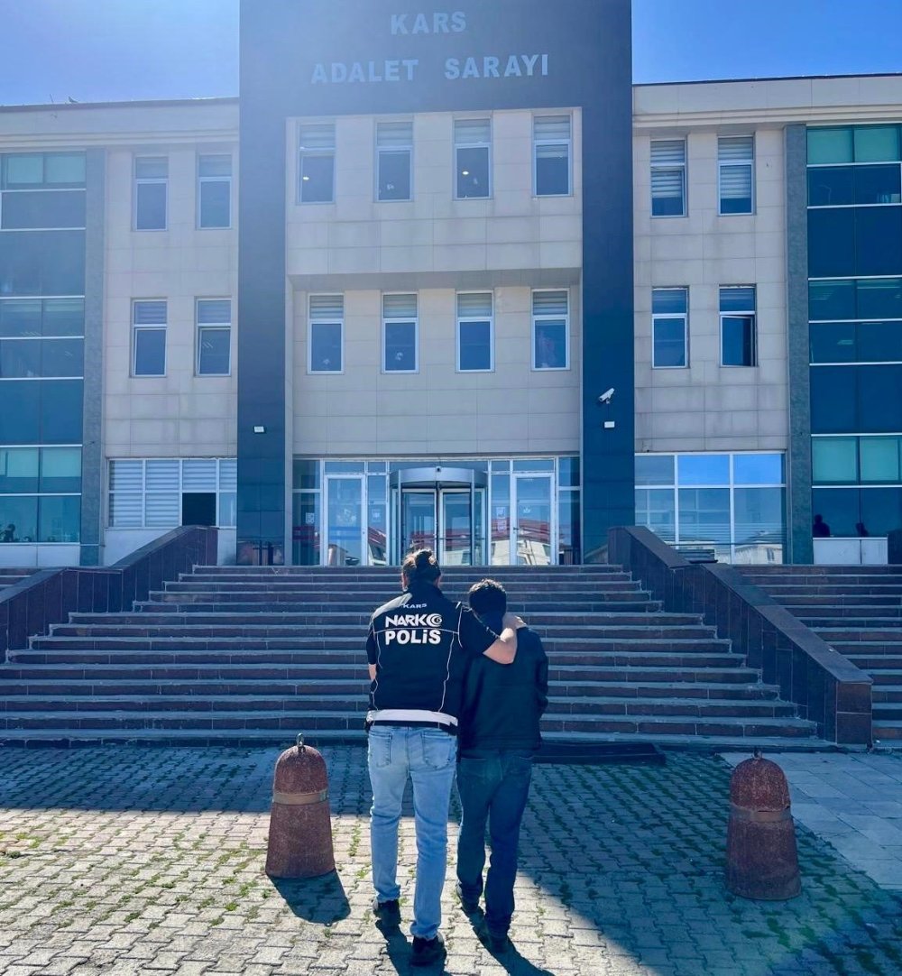 Kars’ta Bir İkamette Esrar ve Hint Keneviri Bulundu.. 1 Şüpheli Yakalandı!