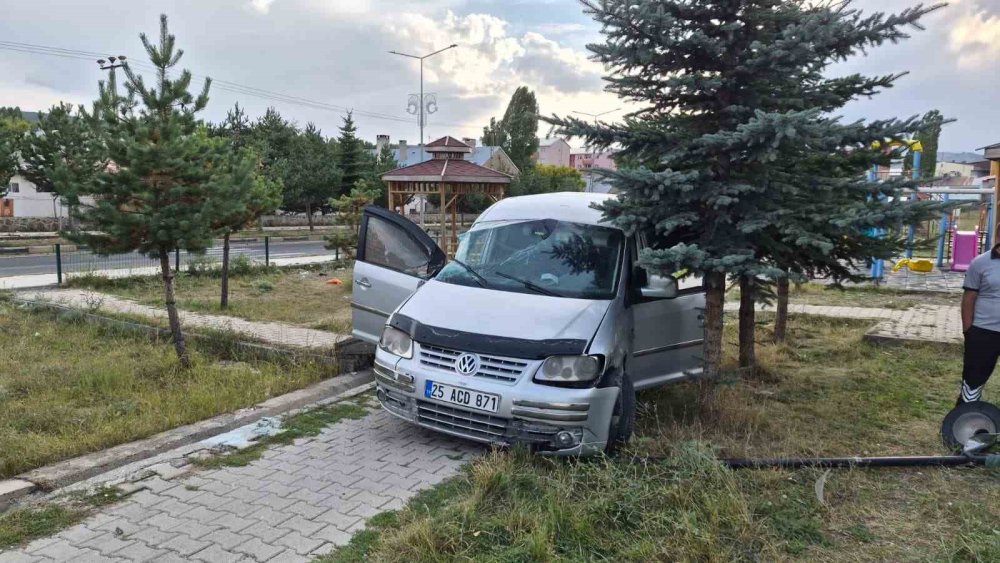 Kars’ın Sarıkamış İlçesinde Araç Parka Savruldu.. 2 Kişi Yaralandı!