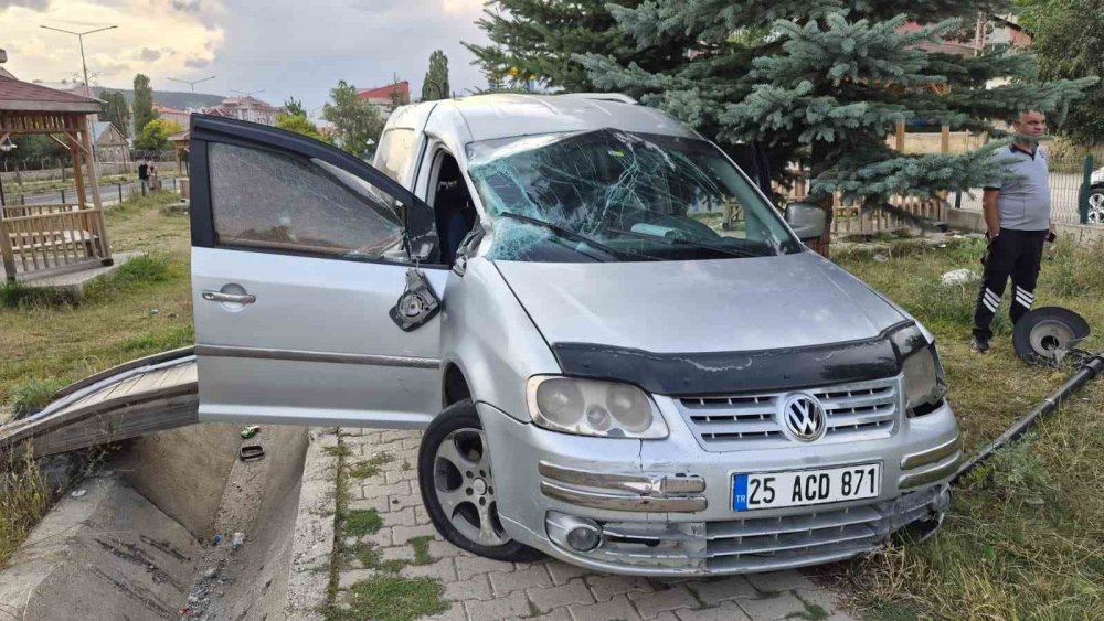 Kars’ın Sarıkamış İlçesinde Araç Parka Savruldu.. 2 Kişi Yaralandı!