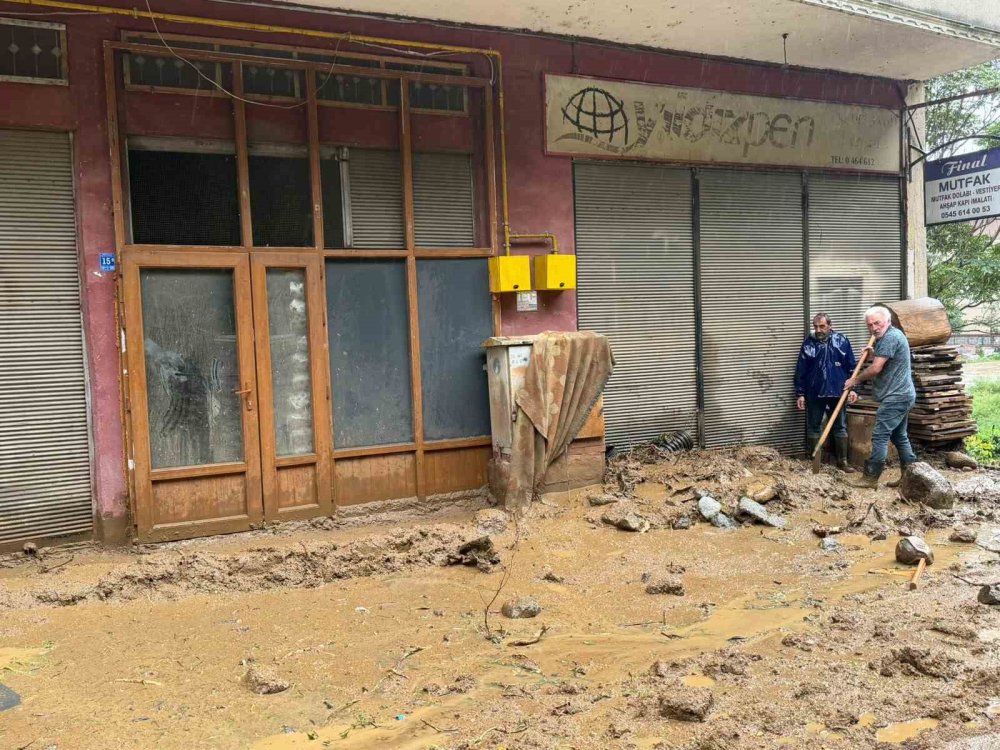 Rize'de Şiddetli Yağış Sele Dönüştü.. Karadeniz'de Ulaşım ve Yaşam Etkilendi!