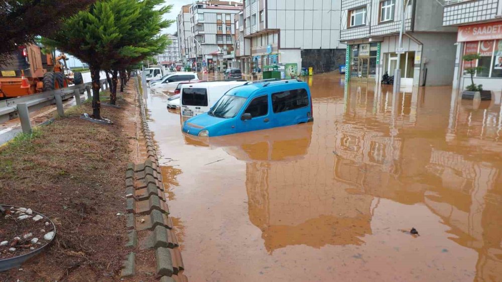 Rize'de Şiddetli Yağış Sele Dönüştü.. Karadeniz'de Ulaşım ve Yaşam Etkilendi!